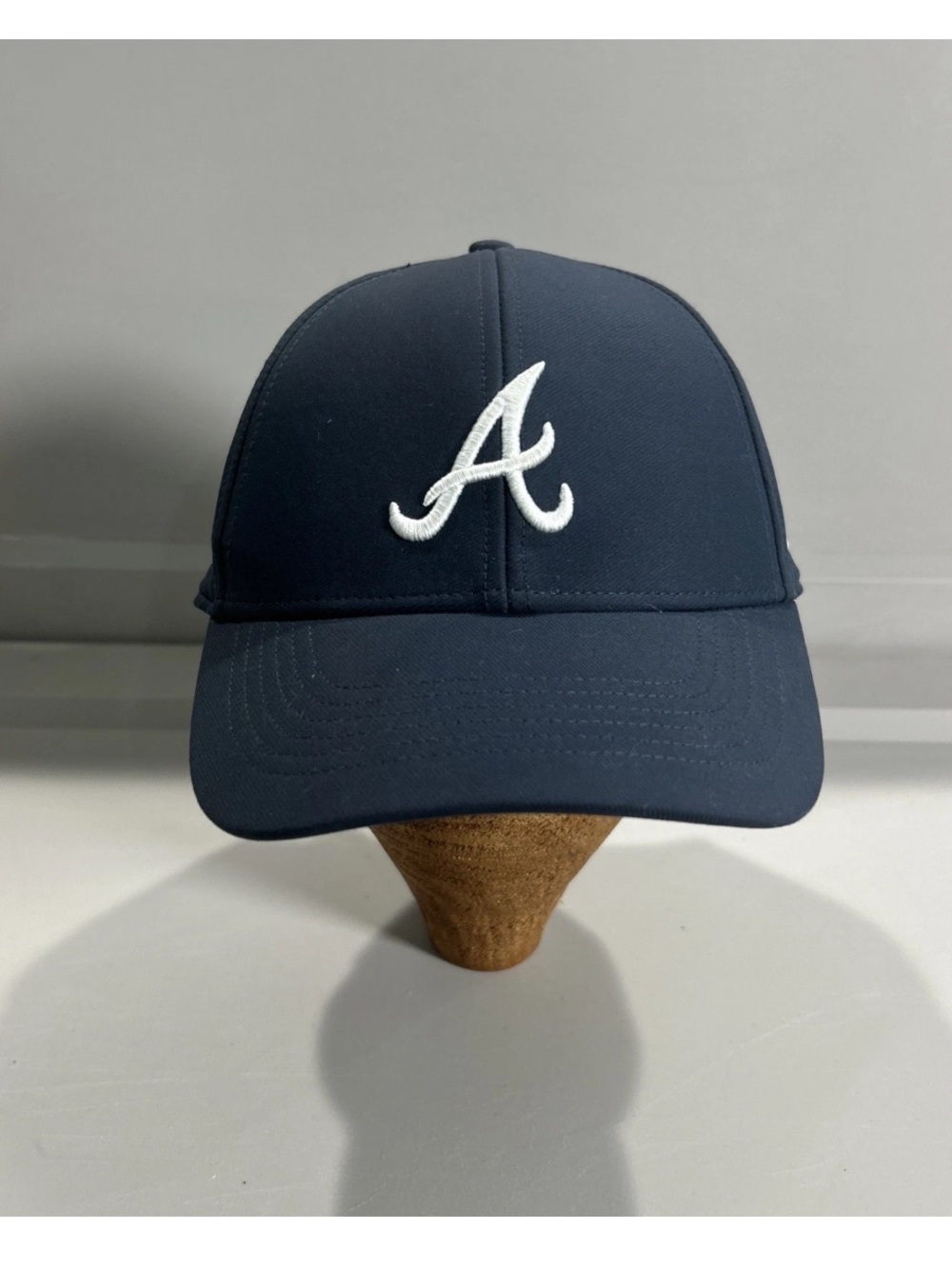 Atlanta Braves Under Armour Threadborne Featherlight Adj. Baseball Cap Navy Blue